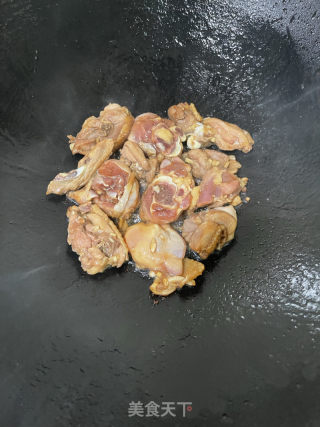 腐竹焖鸡的做法步调：7