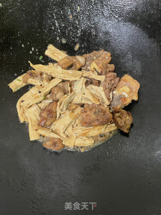 腐竹焖鸡的做法步调：11