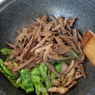 螺丝椒炒笋干的做法步调：16