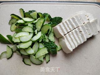 乌木耳黄瓜烧豆腐的做法步调：2