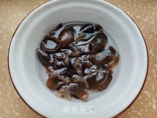 乌木耳黄瓜烧豆腐的做法步调：1