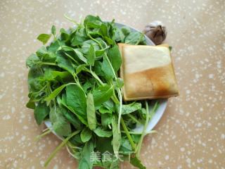 凉拌豆干芝麻叶的做法步调：1