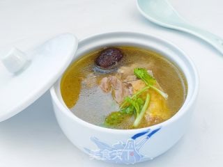滋补鸡汤的做法步调：1