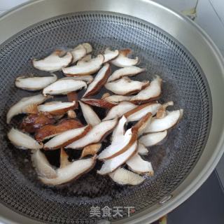 喷鼻菇菜芯炒陈虾的做法步调：4