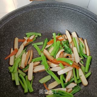 豆干炒菜芯的做法步调：8
