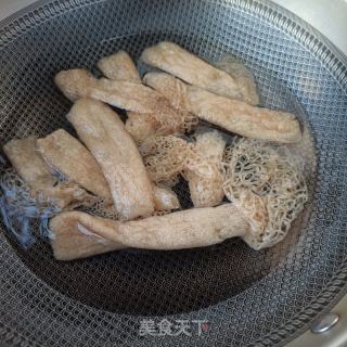 胡萝卜竹荪拌鸽肉的做法步调：1