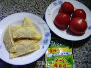 榨菜丝蛋饺番茄汤的做法步调：1