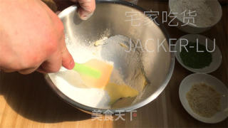 抹茶巧克力夹心饼干，心感酥坚，夹心细致丝滑，让人耐人寻味。的做法步调：2