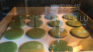 抹茶巧克力夹心饼干，心感酥坚，夹心细致丝滑，让人耐人寻味。的做法步调：12