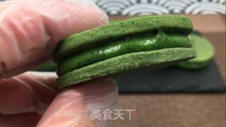 抹茶巧克力夹心饼干，心感酥坚，夹心细致丝滑，让人耐人寻味。的做法步调：24