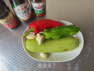 夏季陈，清新凉拌西葫芦的做法步调：1