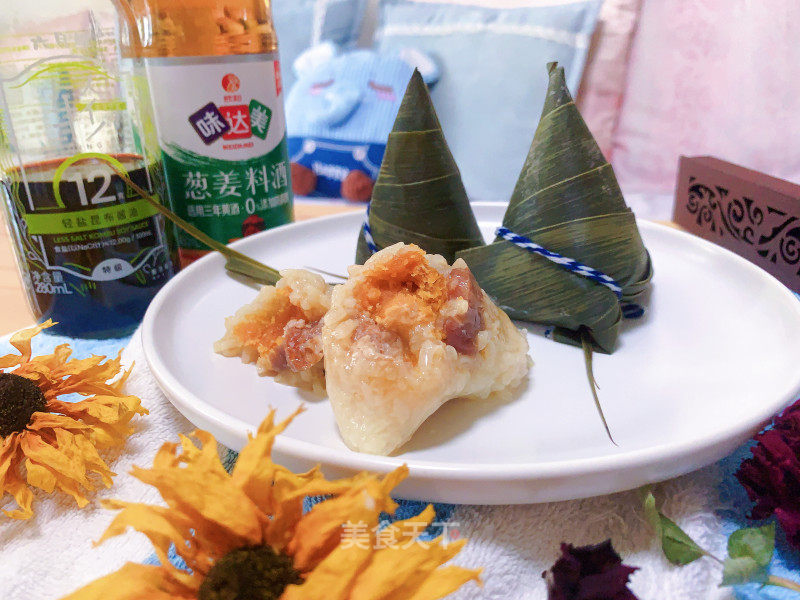 咸蛋黄肉粽的做法