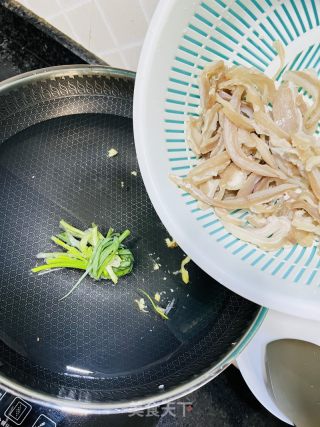 夏季开胃菜凉拌猪肚丝的做法步调：1