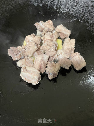 酸菜焖排骨的做法步调：7