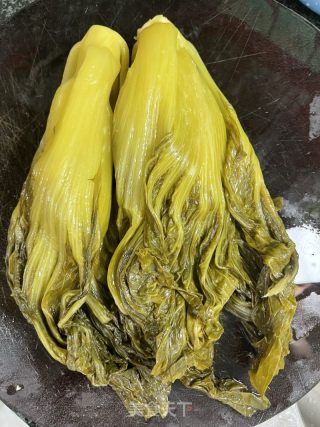 酸菜焖排骨的做法步调：1