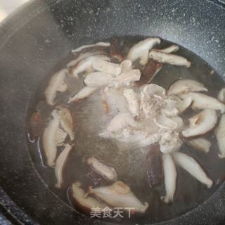 喷鼻菇炒鸡胸肉的做法步调：6