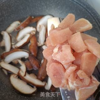 喷鼻菇炒鸡胸肉的做法步调：5