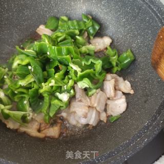 粗五花炒皱皮椒的做法步调：7