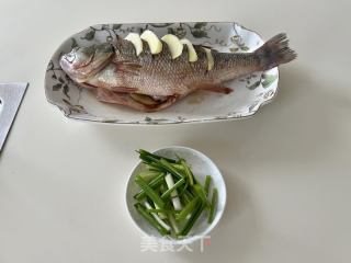 浑蒸鲈鱼的做法步调：4