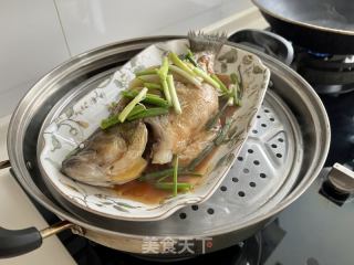 浑蒸鲈鱼的做法步调：7