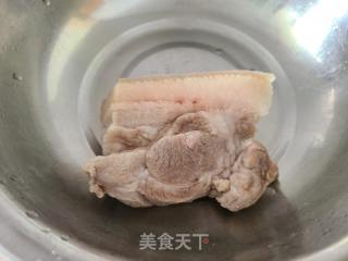 洋葱炒回锅肉的做法步调：1
