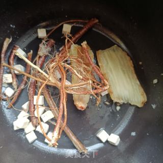 天麻茯苓五指毛桃鸽子汤的做法步调：3