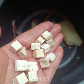 天麻茯苓五指毛桃鸽子汤的做法步调：2