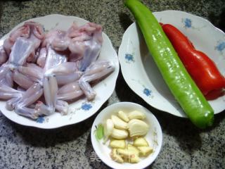 干锅牛蛙的做法步调：1