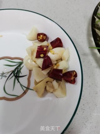 肉丝炒空心菜梗的做法步调：2