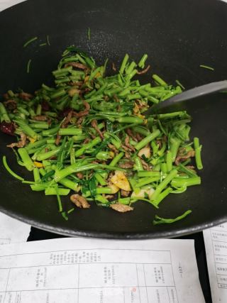 肉丝炒空心菜梗的做法步调：7
