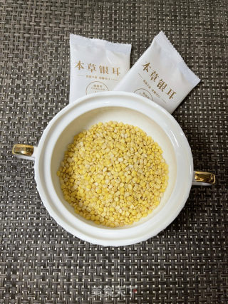 银耳绿豆牛奶羹的做法步调：1
