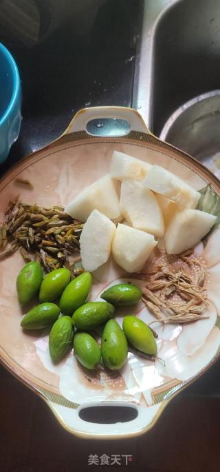 石斛雪梨炖橄榄肥肉汤的做法步调：2