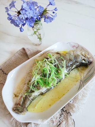 青花椒酱蒸鲈鱼的做法步调：8