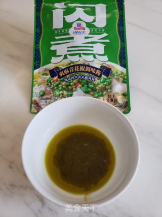 青花椒酱蒸鲈鱼的做法步调：3