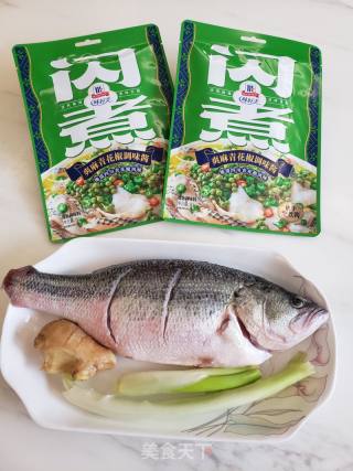 青花椒酱蒸鲈鱼的做法步调：1