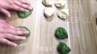 抹茶牛角包，抹茶的微苦取里粉的喷鼻气鼓鼓交错，使人沉醉。的做法步调：12