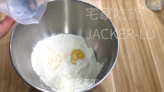 抹茶牛角包，抹茶的微苦取里粉的喷鼻气鼓鼓交错，使人沉醉。的做法步调：2