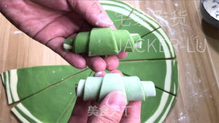 抹茶牛角包，抹茶的微苦取里粉的喷鼻气鼓鼓交错，使人沉醉。的做法步调：26