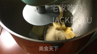 抹茶牛角包，抹茶的微苦取里粉的喷鼻气鼓鼓交错，使人沉醉。的做法步调：4