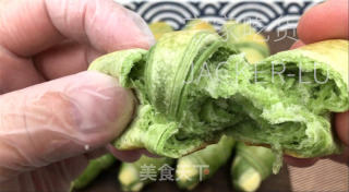 抹茶牛角包，抹茶的微苦取里粉的喷鼻气鼓鼓交错，使人沉醉。的做法步调：34