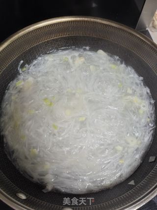 萝卜粉丝汤的做法步调：5