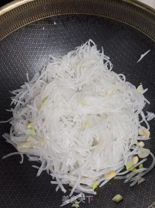 萝卜粉丝汤的做法步调：4