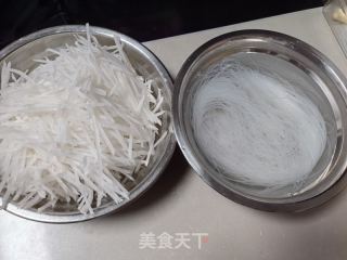 萝卜粉丝汤的做法步调：1