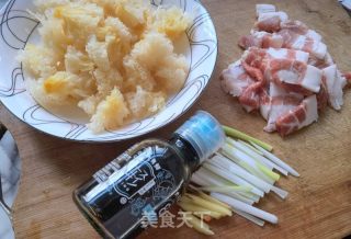 肉片炒银耳的做法步调：1