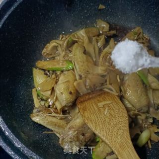 鸡翅炒碳烤笋尖的做法步调：12