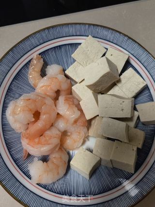 虾仁利剑菜豆腐汤的做法步调：2