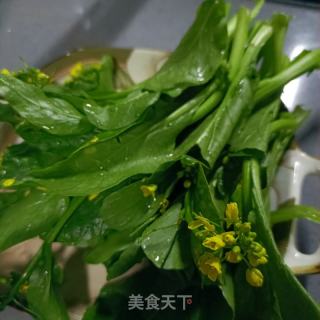 对虾炒菜芯的做法步调：1