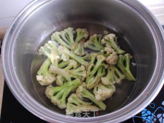 洋葱喷鼻菇炒花菜的做法步调：2