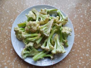 洋葱喷鼻菇炒花菜的做法步调：1