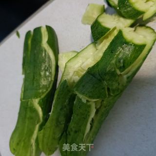 卤肉拍黄瓜的做法步调：1